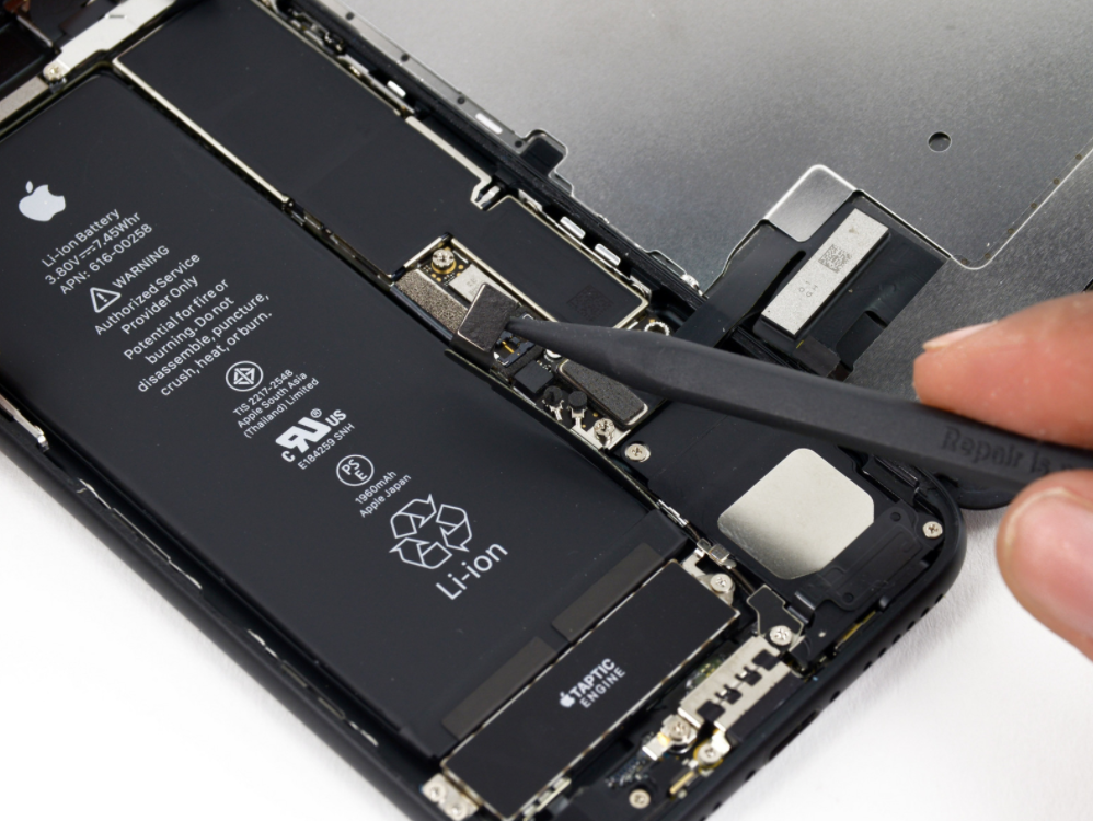 Как заменить аккумулятор на iPhone 7 Plus